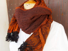 Carica l&#39;immagine nel visualizzatore di Gallery, scialle in lana misto cotone  sciarpa con fibre elasticizzate  doppia finitura , un lato viola scuro con estremità arancioni , un lato viola / arancio