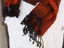 Carica l&#39;immagine nel visualizzatore di Gallery, scialle in lana misto cotone  sciarpa con fibre elasticizzate  doppia finitura , un lato viola scuro con estremità arancioni , un lato viola / arancio