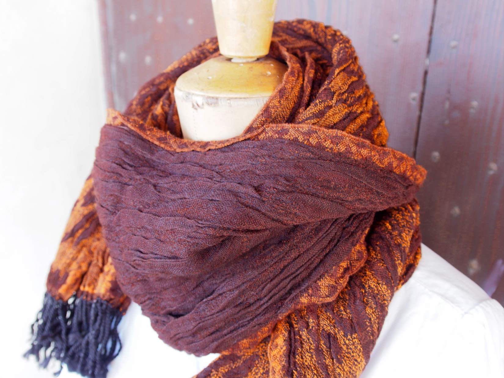 scialle in lana misto cotone  sciarpa con fibre elasticizzate  doppia finitura , un lato viola scuro con estremità arancioni , un lato viola / arancio