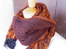 Carica l&#39;immagine nel visualizzatore di Gallery, scialle in lana misto cotone  sciarpa con fibre elasticizzate  doppia finitura , un lato viola scuro con estremità arancioni , un lato viola / arancio