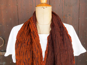scialle in lana misto cotone  sciarpa con fibre elasticizzate  doppia finitura , un lato viola scuro con estremità arancioni , un lato viola / arancio