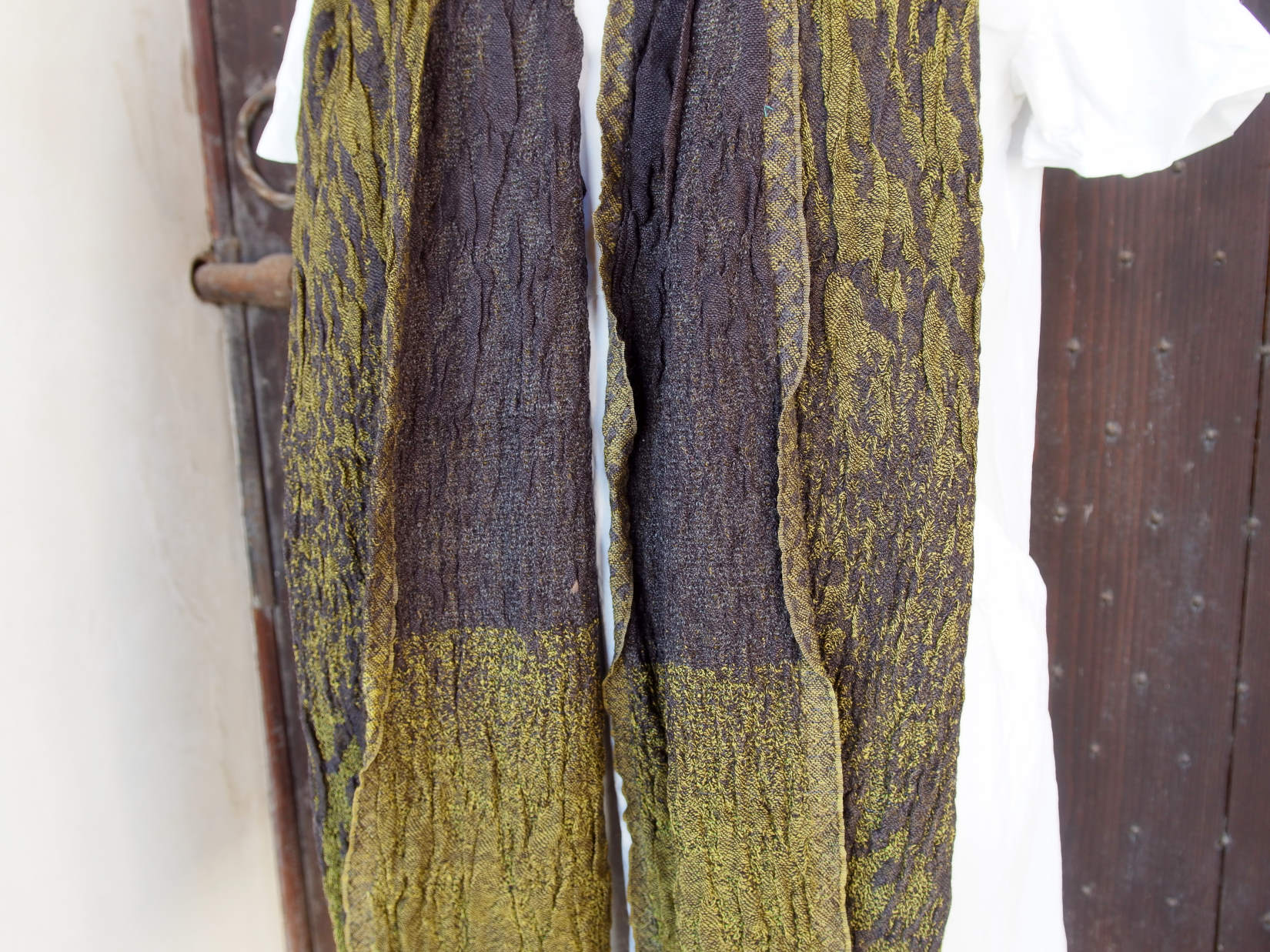 scialle in lana misto cotone  sciarpa con fibre elasticizzate  doppia finitura , un lato viola scuro con estremità arancioni , un lato viola / arancio