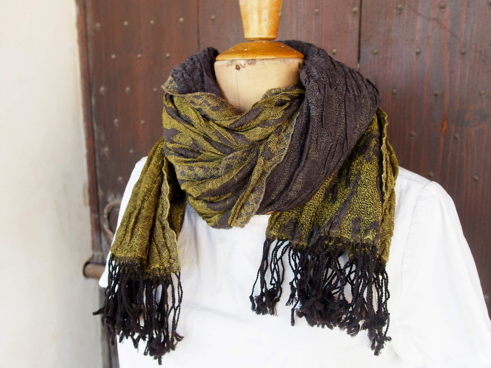 scialle in lana misto cotone  sciarpa con fibre elasticizzate  doppia finitura , un lato viola scuro con estremità arancioni , un lato viola / arancio