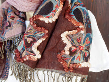 Carica l&#39;immagine nel visualizzatore di Gallery, scialle in lana ricamato . lana elasticizzata , ricamo a mano a tema floreale .