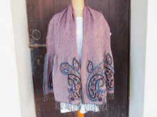 Carica l&#39;immagine nel visualizzatore di Gallery, scialle in lana ricamato . lana elasticizzata , ricamo a mano a tema floreale .