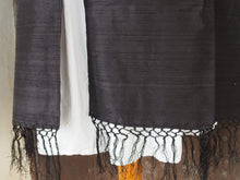 Carica l&#39;immagine nel visualizzatore di Gallery, Scialle indiano in shantung di seta , un tessuto di seta selvaggia, di colore unito, caratterizzato da una superficie ruvida, molto irregolare e dall&#39;aspetto grezzo di colore nero.
