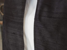 Carica l&#39;immagine nel visualizzatore di Gallery, Scialle indiano in shantung di seta , un tessuto di seta selvaggia, di colore unito, caratterizzato da una superficie ruvida, molto irregolare e dall&#39;aspetto grezzo di colore nero.