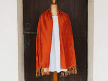 Carica l&#39;immagine nel visualizzatore di Gallery, Scialle indiano in shantung di seta , un tessuto di seta selvaggia, di colore unito, caratterizzato da una superficie ruvida, molto irregolare e dall&#39;aspetto grezzo di colore arancione.