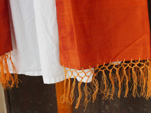 Carica l&#39;immagine nel visualizzatore di Gallery, Scialle indiano in shantung di seta , un tessuto di seta selvaggia, di colore unito, caratterizzato da una superficie ruvida, molto irregolare e dall&#39;aspetto grezzo di colore arancione.