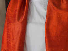 Carica l&#39;immagine nel visualizzatore di Gallery, Scialle indiano in shantung di seta , un tessuto di seta selvaggia, di colore unito, caratterizzato da una superficie ruvida, molto irregolare e dall&#39;aspetto grezzo di colore arancione.