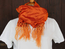 Carica l&#39;immagine nel visualizzatore di Gallery, Scialle indiano in shantung di seta , un tessuto di seta selvaggia, di colore unito, caratterizzato da una superficie ruvida, molto irregolare e dall&#39;aspetto grezzo di colore arancione.