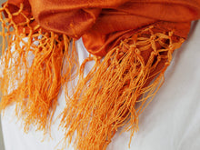 Carica l&#39;immagine nel visualizzatore di Gallery, Scialle indiano in shantung di seta , un tessuto di seta selvaggia, di colore unito, caratterizzato da una superficie ruvida, molto irregolare e dall&#39;aspetto grezzo di colore arancione.