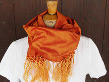 Carica l&#39;immagine nel visualizzatore di Gallery, Scialle indiano in shantung di seta , un tessuto di seta selvaggia, di colore unito, caratterizzato da una superficie ruvida, molto irregolare e dall&#39;aspetto grezzo di colore arancione.