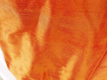 Carica l&#39;immagine nel visualizzatore di Gallery, Scialle indiano in shantung di seta , un tessuto di seta selvaggia, di colore unito, caratterizzato da una superficie ruvida, molto irregolare e dall&#39;aspetto grezzo di colore arancione.