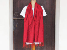 Carica l&#39;immagine nel visualizzatore di Gallery, Scialle indiano in shantung di seta , un tessuto di seta selvaggia, di colore unito, caratterizzato da una superficie ruvida, molto irregolare e dall&#39;aspetto grezzo di colore rosso.