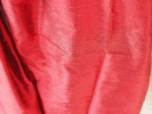 Carica l&#39;immagine nel visualizzatore di Gallery, Scialle indiano in shantung di seta , un tessuto di seta selvaggia, di colore unito, caratterizzato da una superficie ruvida, molto irregolare e dall&#39;aspetto grezzo di colore rosso.