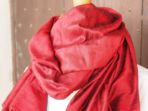 Scialle indiano in shantung di seta , un tessuto di seta selvaggia, di colore unito, caratterizzato da una superficie ruvida, molto irregolare e dall'aspetto grezzo di colore rosso.