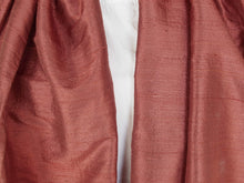 Carica l&#39;immagine nel visualizzatore di Gallery, Scialle indiano in shantung di seta , un tessuto di seta selvaggia, di colore unito, caratterizzato da una superficie ruvida, molto irregolare e dall&#39;aspetto grezzo di colore marrone.