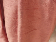 Carica l&#39;immagine nel visualizzatore di Gallery, Scialle indiano in shantung di seta , un tessuto di seta selvaggia, di colore unito, caratterizzato da una superficie ruvida, molto irregolare e dall&#39;aspetto grezzo di colore marrone.