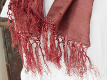 Carica l&#39;immagine nel visualizzatore di Gallery, Scialle indiano in shantung di seta , un tessuto di seta selvaggia, di colore unito, caratterizzato da una superficie ruvida, molto irregolare e dall&#39;aspetto grezzo di colore marrone.