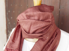 Carica l&#39;immagine nel visualizzatore di Gallery, Scialle indiano in shantung di seta , un tessuto di seta selvaggia, di colore unito, caratterizzato da una superficie ruvida, molto irregolare e dall&#39;aspetto grezzo di colore marrone.