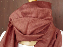 Carica l&#39;immagine nel visualizzatore di Gallery, Scialle indiano in shantung di seta , un tessuto di seta selvaggia, di colore unito, caratterizzato da una superficie ruvida, molto irregolare e dall&#39;aspetto grezzo di colore marrone.
