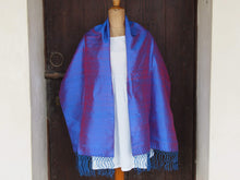 Carica l&#39;immagine nel visualizzatore di Gallery, Scialle indiano in shantung di seta , un tessuto di seta selvaggia, di colore unito, caratterizzato da una superficie ruvida, molto irregolare e dall&#39;aspetto grezzo di colore azzurro e riflessi rossi