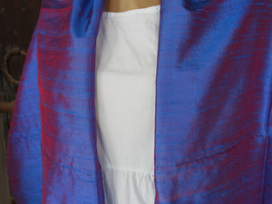 Scialle indiano in shantung di seta , un tessuto di seta selvaggia, di colore unito, caratterizzato da una superficie ruvida, molto irregolare e dall'aspetto grezzo di colore azzurro e riflessi rossi