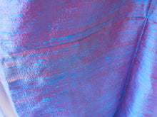 Carica l&#39;immagine nel visualizzatore di Gallery, Scialle indiano in shantung di seta , un tessuto di seta selvaggia, di colore unito, caratterizzato da una superficie ruvida, molto irregolare e dall&#39;aspetto grezzo di colore azzurro e riflessi rossi