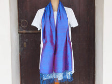 Carica l&#39;immagine nel visualizzatore di Gallery, Scialle indiano in shantung di seta , un tessuto di seta selvaggia, di colore unito, caratterizzato da una superficie ruvida, molto irregolare e dall&#39;aspetto grezzo di colore azzurro e riflessi rossi