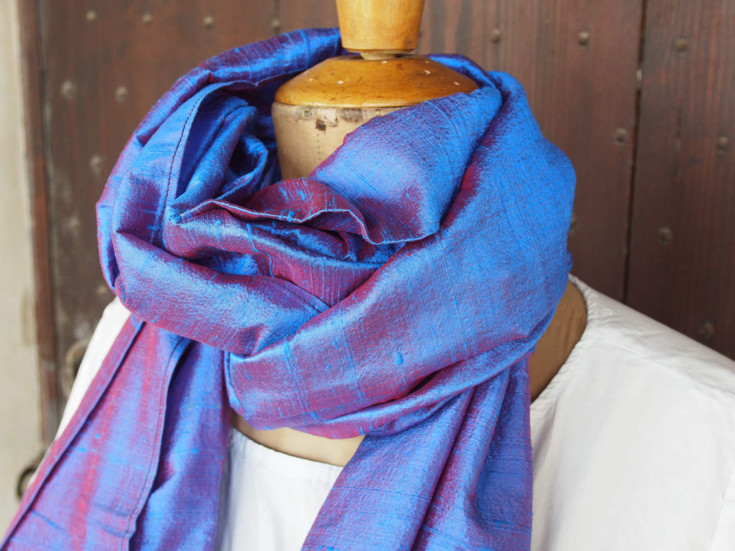 Scialle indiano in shantung di seta , un tessuto di seta selvaggia, di colore unito, caratterizzato da una superficie ruvida, molto irregolare e dall'aspetto grezzo di colore azzurro e riflessi rossi