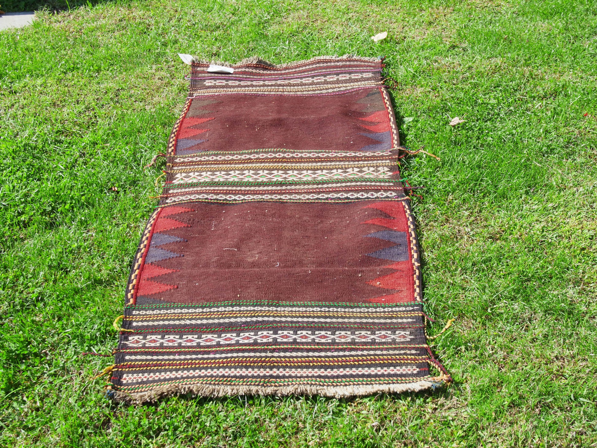 tappeto in lana Djidjim o djadjim , sostanzialmente una versione dei Kilim . Meno elaborati più "moderni" non tanto come epoca ma come design . il tappeto è in lana annodata a mano , tutti colori sono ottenuti da pigmanti naturali .  dei nomadi Beluch sono presenti nel Beluchisthan Iraniano e nella intera ridotta fascia confinante con il sud in Afghanistan e in una porzione in territorio nella provincia di Chagai e Monti Sulaiman .
