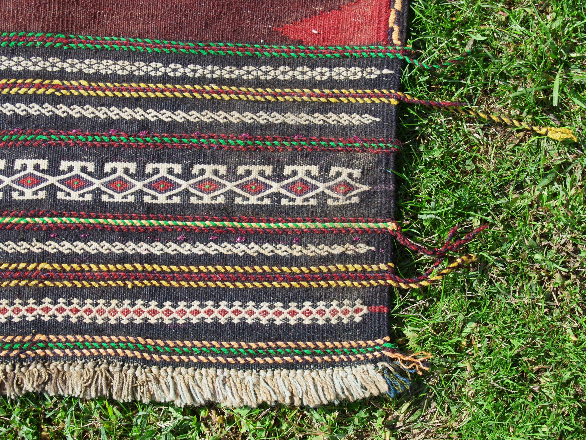 tappeto in lana Djidjim o djadjim , sostanzialmente una versione dei Kilim . Meno elaborati più "moderni" non tanto come epoca ma come design . il tappeto è in lana annodata a mano , tutti colori sono ottenuti da pigmanti naturali .  dei nomadi Beluch sono presenti nel Beluchisthan Iraniano e nella intera ridotta fascia confinante con il sud in Afghanistan e in una porzione in territorio nella provincia di Chagai e Monti Sulaiman .