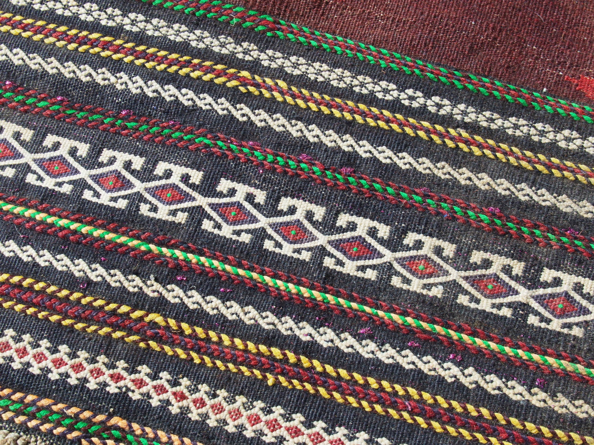 tappeto in lana Djidjim o djadjim , sostanzialmente una versione dei Kilim . Meno elaborati più "moderni" non tanto come epoca ma come design . il tappeto è in lana annodata a mano , tutti colori sono ottenuti da pigmanti naturali .  dei nomadi Beluch sono presenti nel Beluchisthan Iraniano e nella intera ridotta fascia confinante con il sud in Afghanistan e in una porzione in territorio nella provincia di Chagai e Monti Sulaiman .