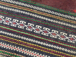 tappeto in lana Djidjim o djadjim , sostanzialmente una versione dei Kilim . Meno elaborati più "moderni" non tanto come epoca ma come design . il tappeto è in lana annodata a mano , tutti colori sono ottenuti da pigmanti naturali .  dei nomadi Beluch sono presenti nel Beluchisthan Iraniano e nella intera ridotta fascia confinante con il sud in Afghanistan e in una porzione in territorio nella provincia di Chagai e Monti Sulaiman .