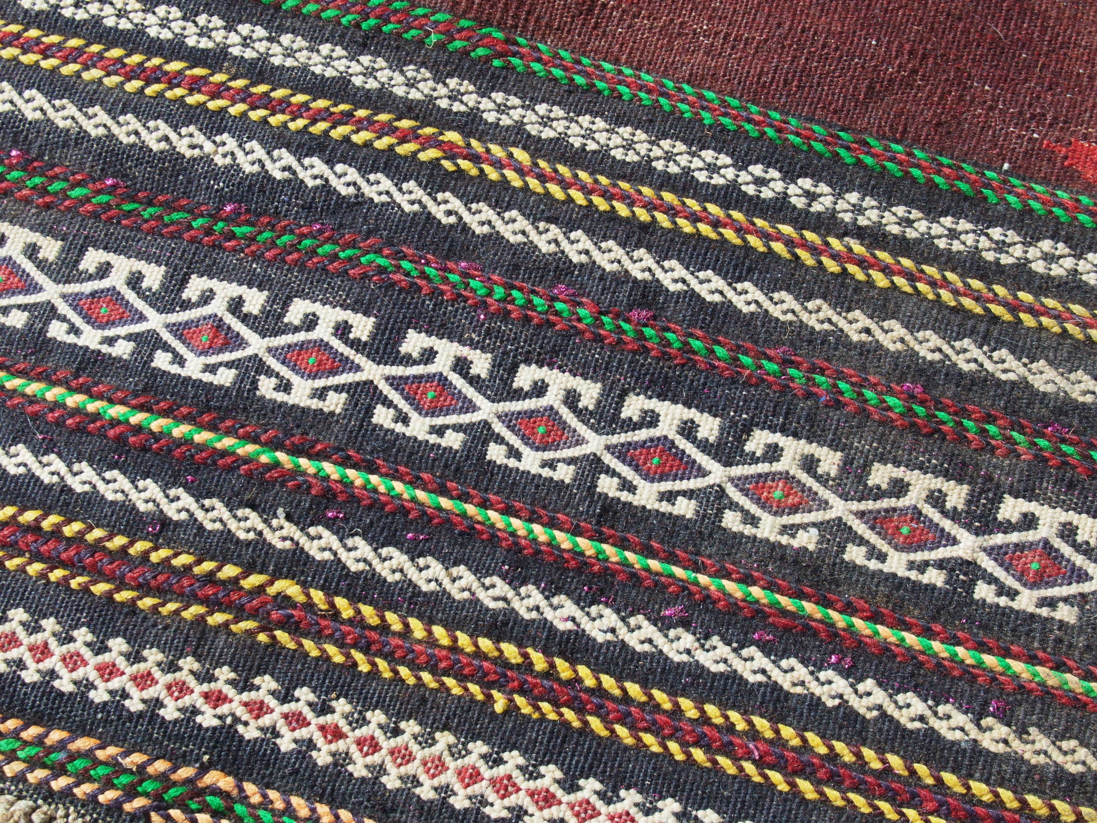 tappeto in lana Djidjim o djadjim , sostanzialmente una versione dei Kilim . Meno elaborati più "moderni" non tanto come epoca ma come design . il tappeto è in lana annodata a mano , tutti colori sono ottenuti da pigmanti naturali .  dei nomadi Beluch sono presenti nel Beluchisthan Iraniano e nella intera ridotta fascia confinante con il sud in Afghanistan e in una porzione in territorio nella provincia di Chagai e Monti Sulaiman .