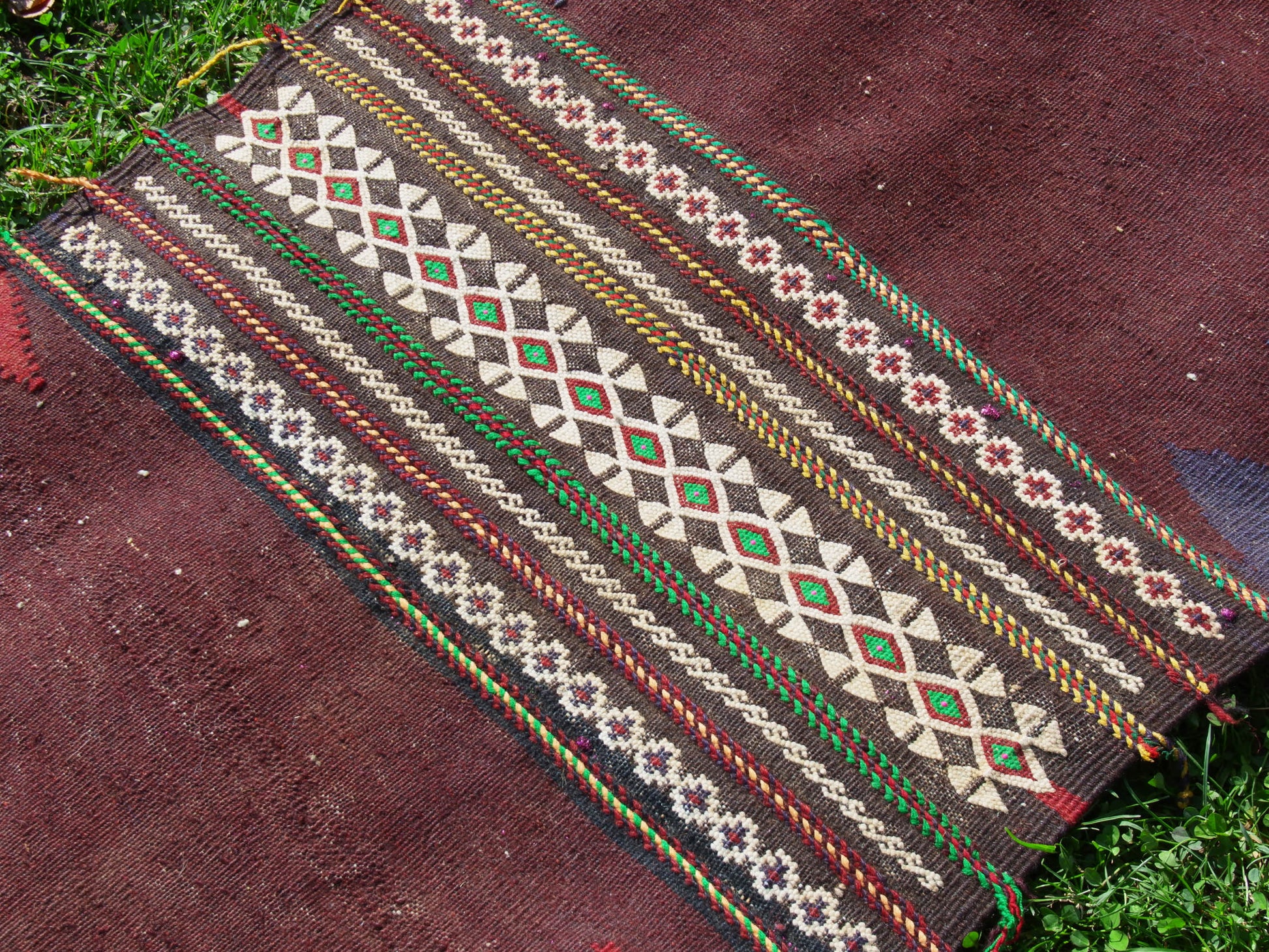 tappeto in lana Djidjim o djadjim , sostanzialmente una versione dei Kilim . Meno elaborati più "moderni" non tanto come epoca ma come design . il tappeto è in lana annodata a mano , tutti colori sono ottenuti da pigmanti naturali .  dei nomadi Beluch sono presenti nel Beluchisthan Iraniano e nella intera ridotta fascia confinante con il sud in Afghanistan e in una porzione in territorio nella provincia di Chagai e Monti Sulaiman .