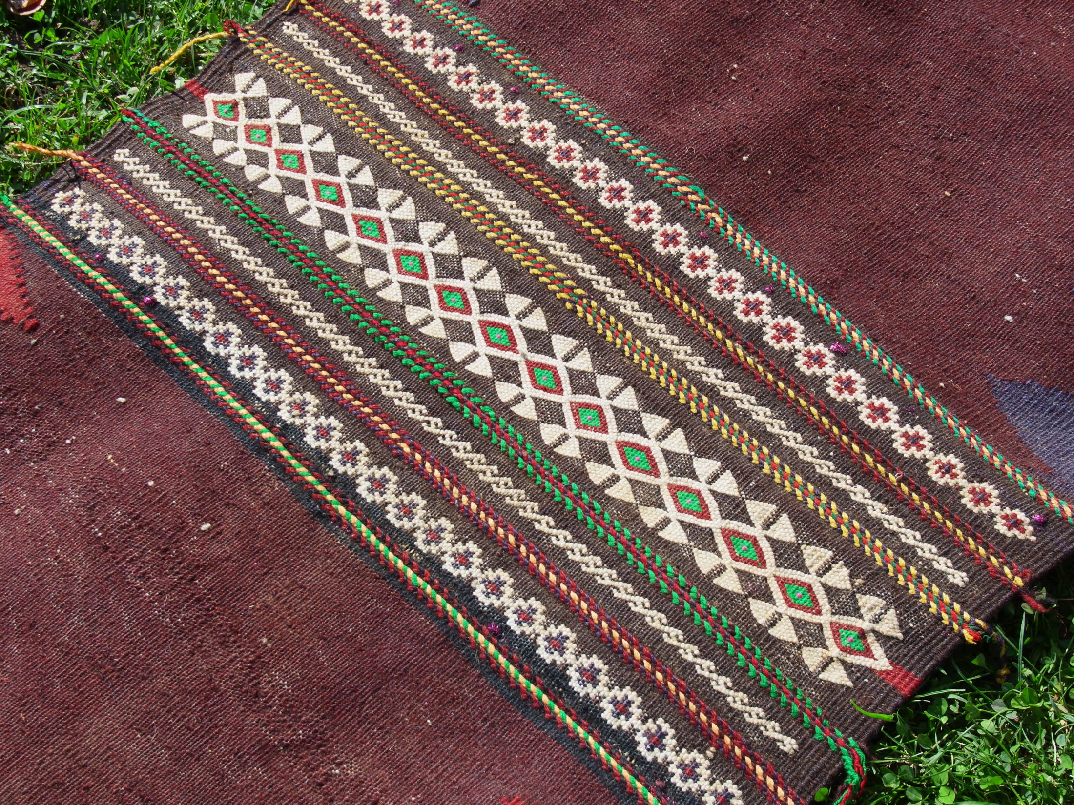 tappeto in lana Djidjim o djadjim , sostanzialmente una versione dei Kilim . Meno elaborati più "moderni" non tanto come epoca ma come design . il tappeto è in lana annodata a mano , tutti colori sono ottenuti da pigmanti naturali .  dei nomadi Beluch sono presenti nel Beluchisthan Iraniano e nella intera ridotta fascia confinante con il sud in Afghanistan e in una porzione in territorio nella provincia di Chagai e Monti Sulaiman .