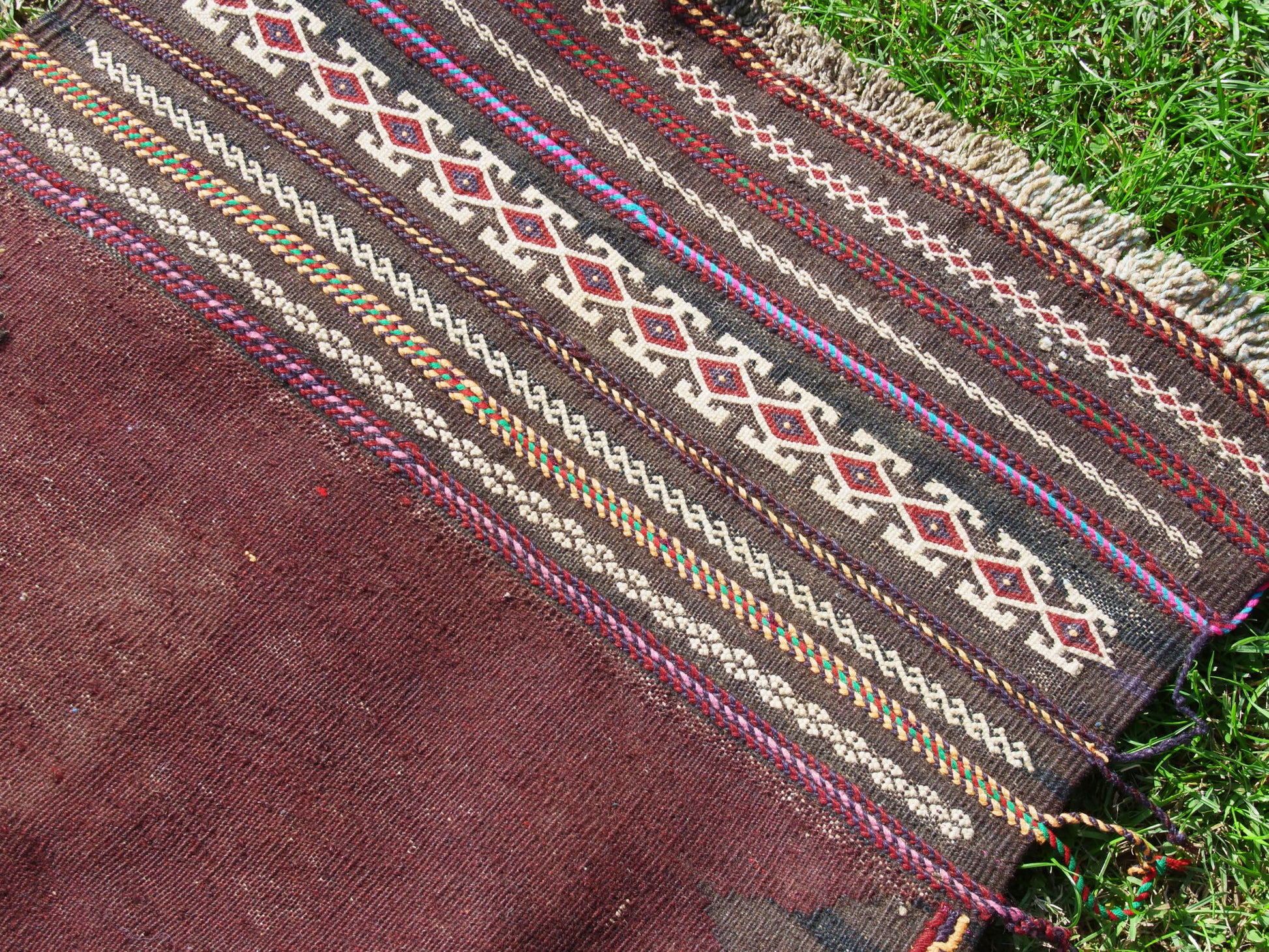 tappeto in lana Djidjim o djadjim , sostanzialmente una versione dei Kilim . Meno elaborati più "moderni" non tanto come epoca ma come design . il tappeto è in lana annodata a mano , tutti colori sono ottenuti da pigmanti naturali .  dei nomadi Beluch sono presenti nel Beluchisthan Iraniano e nella intera ridotta fascia confinante con il sud in Afghanistan e in una porzione in territorio nella provincia di Chagai e Monti Sulaiman .