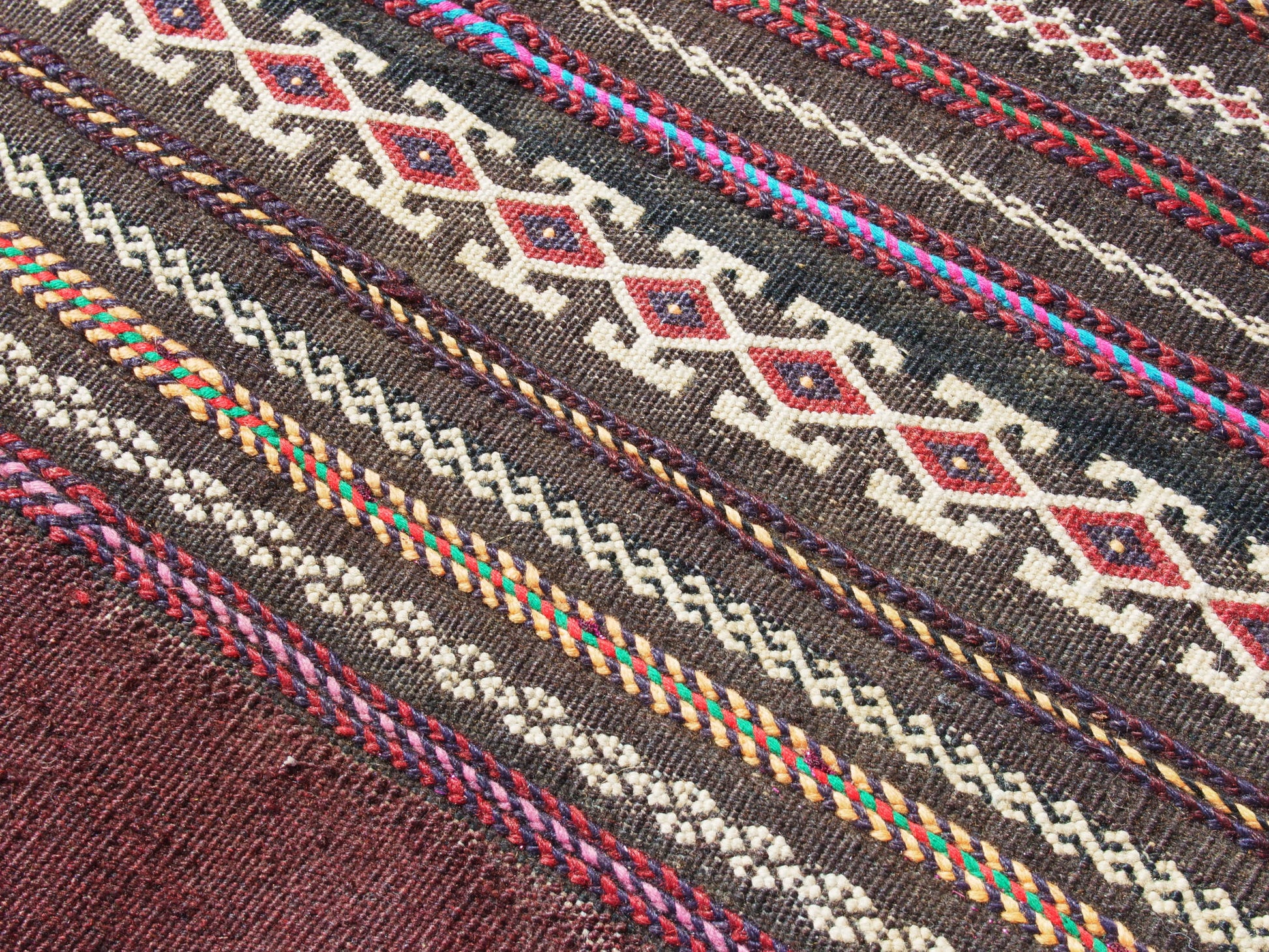 tappeto in lana Djidjim o djadjim , sostanzialmente una versione dei Kilim . Meno elaborati più "moderni" non tanto come epoca ma come design . il tappeto è in lana annodata a mano , tutti colori sono ottenuti da pigmanti naturali .  dei nomadi Beluch sono presenti nel Beluchisthan Iraniano e nella intera ridotta fascia confinante con il sud in Afghanistan e in una porzione in territorio nella provincia di Chagai e Monti Sulaiman .