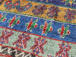 Tappeto Marocco boucherouite multicolor. Pezzo unico realizzato a mano con nodi con materiali di riciclo, per lo più cotone e lana. Decorativo e molto colorato è bello sia impiegato come tappeto che da appendere a parete. Dimensioni 120x210cm