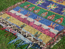 Carica l&#39;immagine nel visualizzatore di Gallery, Tappeto Marocco boucherouite multicolor. Pezzo unico realizzato a mano con nodi con materiali di riciclo, per lo più cotone e lana. Decorativo e molto colorato è bello sia impiegato come tappeto che da appendere a parete. Dimensioni 120x210cm