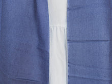 Carica l&#39;immagine nel visualizzatore di Gallery, Scialle indiano in cachemire e seta in proporzione 70 / 30  Il cashmere (nome inglese) o cachemire (nome francese), è una pregiata fibra tessile formata con il pelo di Capra hircus. Il suo nome viene dal Kashmir, regione storica attualmente divisa tra India, Pakistan e Cina, da dove la si esportò verso l&#39;Europa sin dall&#39;inizio del XIX secolo. un tessuto pregiato.  Costruito con un&#39;armatura a tela,.  peso 190grammi, dimensioni 70x210cm.