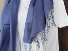 Carica l&#39;immagine nel visualizzatore di Gallery, Scialle indiano in cachemire e seta in proporzione 70 / 30  Il cashmere (nome inglese) o cachemire (nome francese), è una pregiata fibra tessile formata con il pelo di Capra hircus. Il suo nome viene dal Kashmir, regione storica attualmente divisa tra India, Pakistan e Cina, da dove la si esportò verso l&#39;Europa sin dall&#39;inizio del XIX secolo. un tessuto pregiato.  Costruito con un&#39;armatura a tela,.  peso 190grammi, dimensioni 70x210cm.
