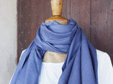 Carica l&#39;immagine nel visualizzatore di Gallery, Scialle indiano in cachemire e seta in proporzione 70 / 30  Il cashmere (nome inglese) o cachemire (nome francese), è una pregiata fibra tessile formata con il pelo di Capra hircus. Il suo nome viene dal Kashmir, regione storica attualmente divisa tra India, Pakistan e Cina, da dove la si esportò verso l&#39;Europa sin dall&#39;inizio del XIX secolo. un tessuto pregiato.  Costruito con un&#39;armatura a tela,.  peso 190grammi, dimensioni 70x210cm.