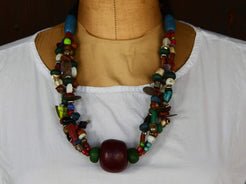 Collana tribale Amazigh, Berbera. Fatta a mano da artigiani berberi tradizionali con perline in ceramica, cristalli, pelle, pietre, corna, resine vegetali naturali e alcune piccole monete vecchie. La pietra centrale di un colore giallo intenso è di diametro 4cm circa, è leggermente ovalizzata. Pezzo unico di origine tribale , disponibili altri modelli oltre a quelli fotografati.  lunghezza 70cm, peso 170 gr