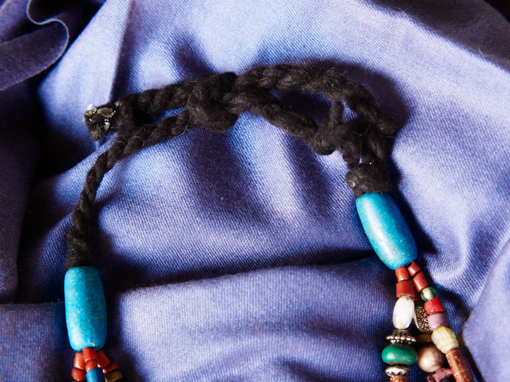 Collana tribale Amazigh, Berbera. Fatta a mano da artigiani berberi tradizionali con perline in ceramica, cristalli, pelle, pietre, corna, resine vegetali naturali e alcune piccole monete vecchie. La pietra centrale di un colore giallo intenso è di diametro 4cm circa, è leggermente ovalizzata. Pezzo unico di origine tribale , disponibili altri modelli oltre a quelli fotografati.  lunghezza 70cm, peso 170 gr