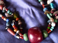 Carica l&#39;immagine nel visualizzatore di Gallery, Collana tribale Amazigh, Berbera. Fatta a mano da artigiani berberi tradizionali con perline in ceramica, cristalli, pelle, pietre, corna, resine vegetali naturali e alcune piccole monete vecchie. La pietra centrale di un colore giallo intenso è di diametro 4cm circa, è leggermente ovalizzata. Pezzo unico di origine tribale , disponibili altri modelli oltre a quelli fotografati.  lunghezza 70cm, peso 170 gr