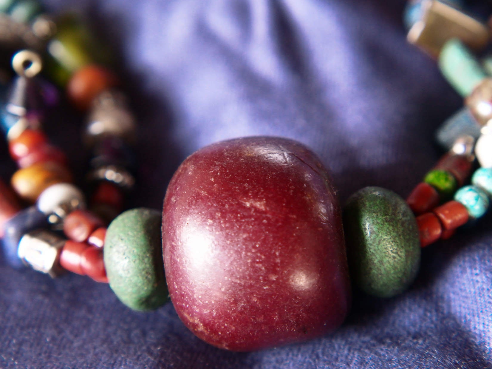 Collana tribale Amazigh, Berbera. Fatta a mano da artigiani berberi tradizionali con perline in ceramica, cristalli, pelle, pietre, corna, resine vegetali naturali e alcune piccole monete vecchie. La pietra centrale di un colore giallo intenso è di diametro 4cm circa, è leggermente ovalizzata. Pezzo unico di origine tribale , disponibili altri modelli oltre a quelli fotografati.  lunghezza 70cm, peso 170 gr