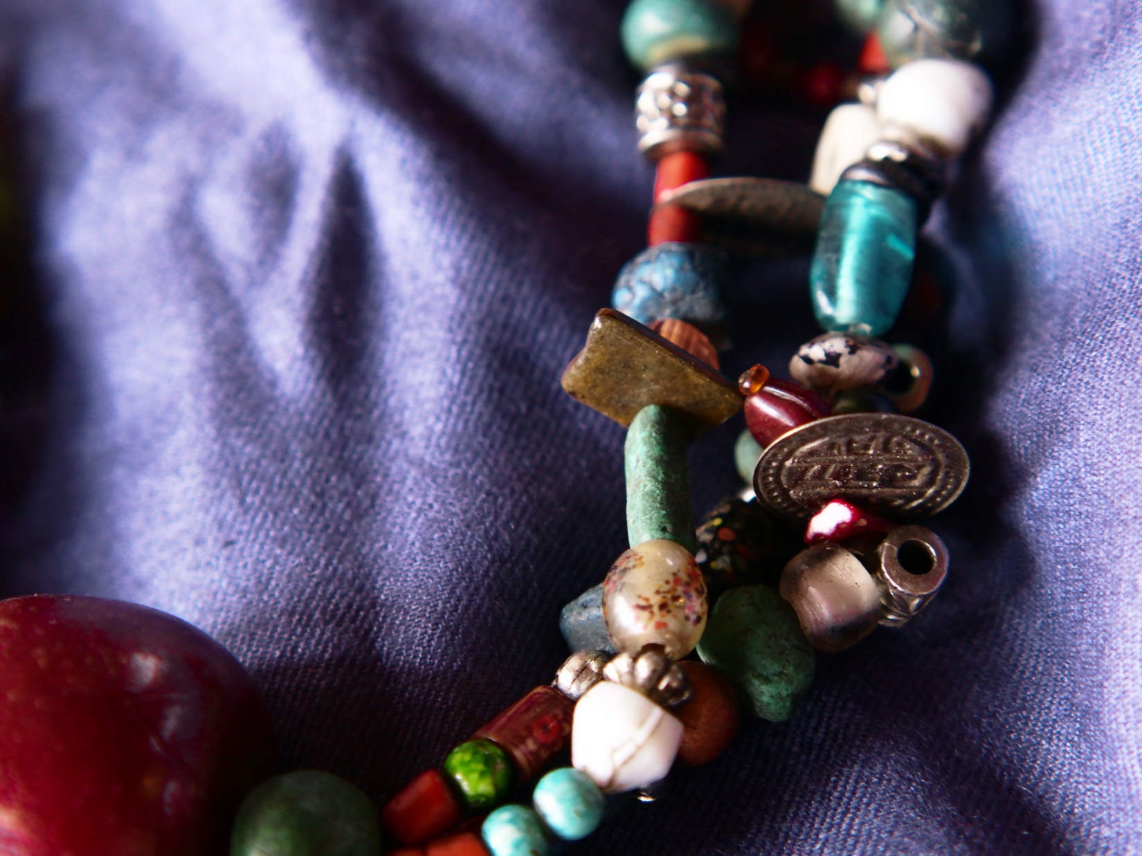 Collana tribale Amazigh, Berbera. Fatta a mano da artigiani berberi tradizionali con perline in ceramica, cristalli, pelle, pietre, corna, resine vegetali naturali e alcune piccole monete vecchie. La pietra centrale di un colore giallo intenso è di diametro 4cm circa, è leggermente ovalizzata. Pezzo unico di origine tribale , disponibili altri modelli oltre a quelli fotografati.  lunghezza 70cm, peso 170 gr